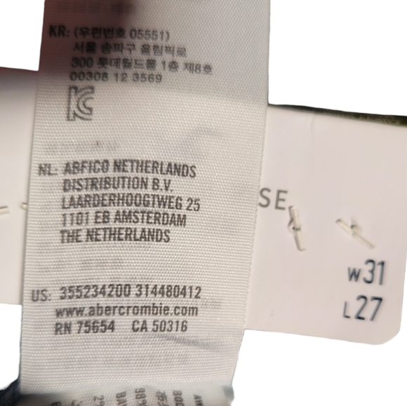 Hollister Curvy High-rise Mom Jean with Ruffle/Paperbag Waist. 31/27 - Picture 7 of 8